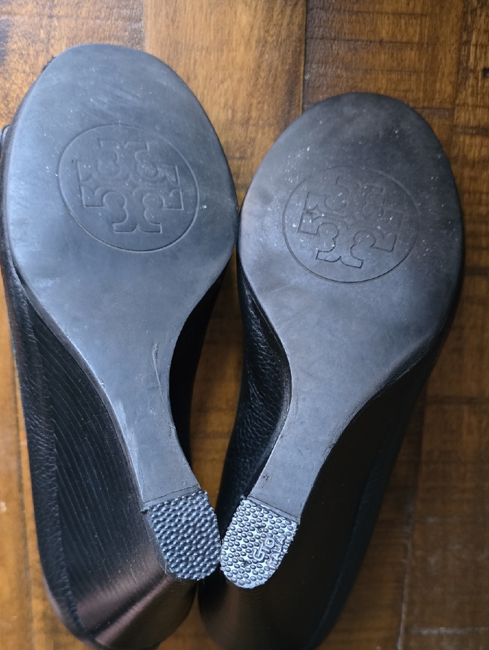 Tory Burch Black Leather Peep-Toe Pumps with Gold Medallion Size 7 - Picture 6 of 6